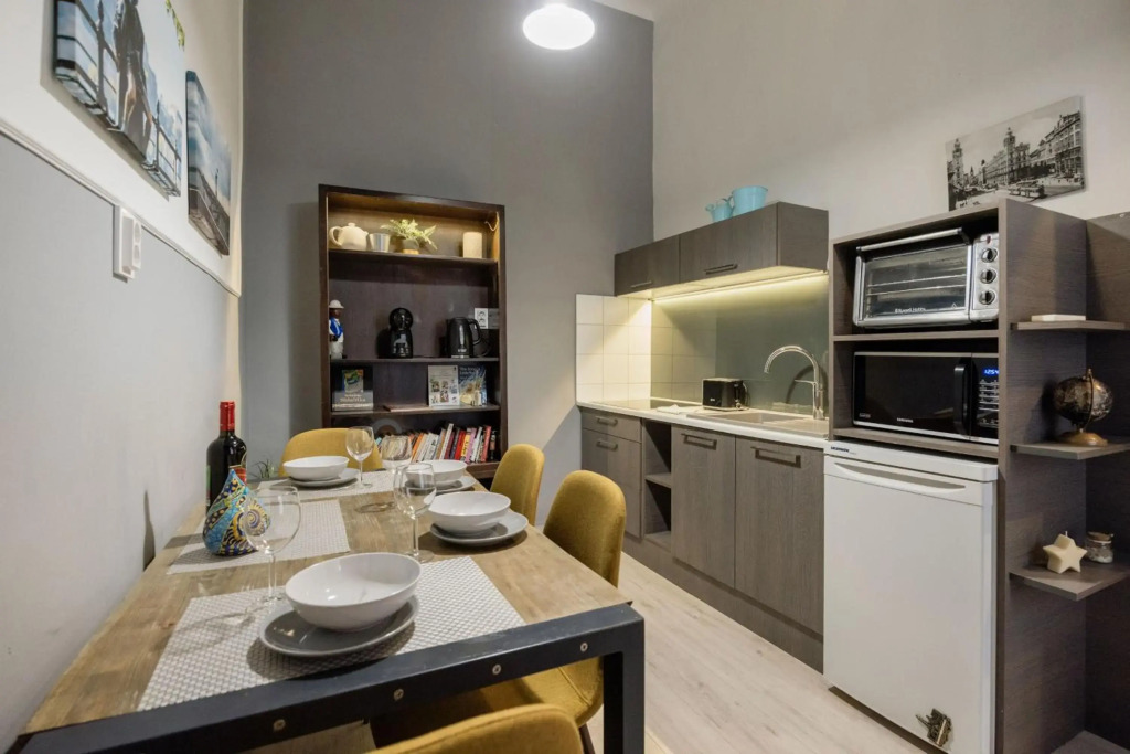 Elisabeth Bridge Home in the Heart of the city with AC