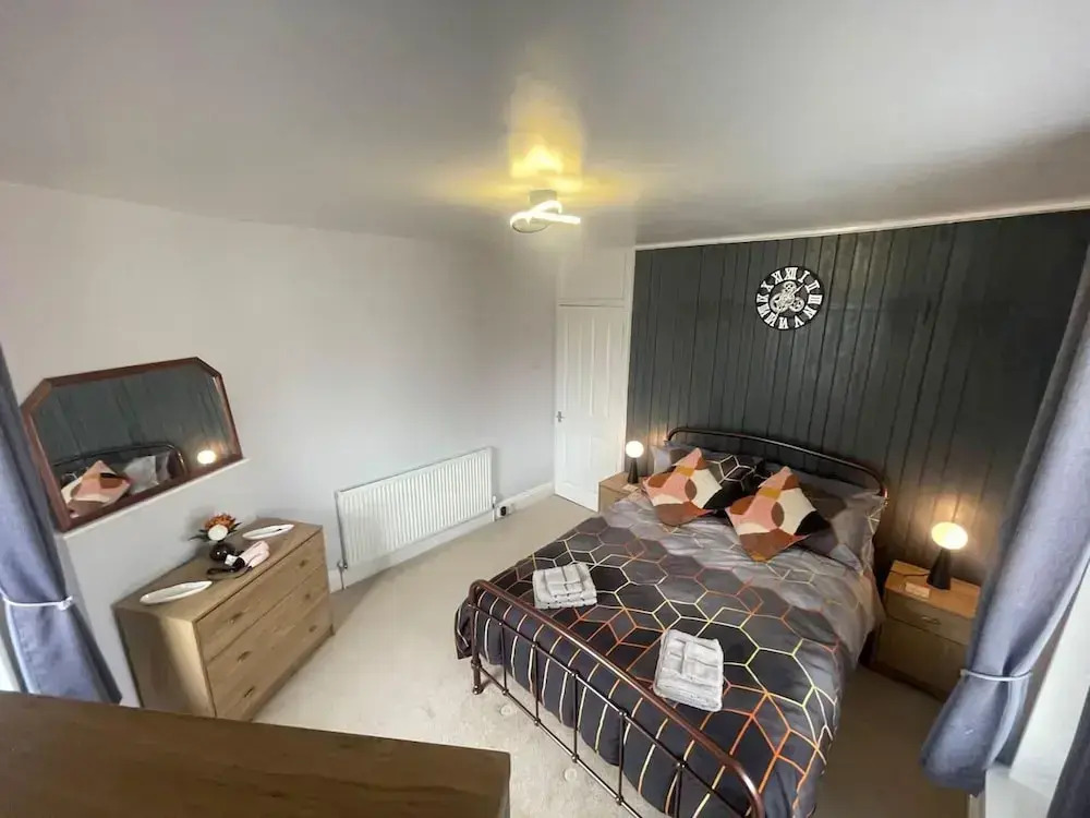 Impeccable 4-bed Home Away From Home in Swindon