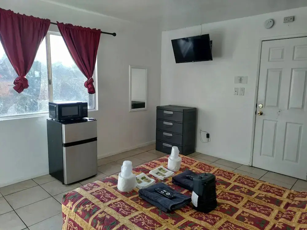 Crown Inn & Suites