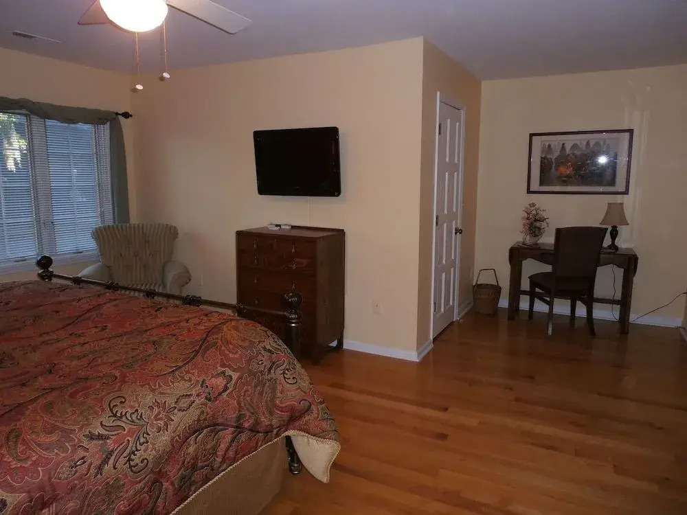 Tudor Oaks Inn