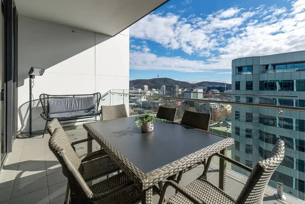 Spacious 1-bed With View in Central Location