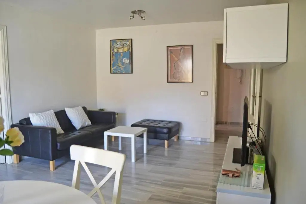 2 BEDROOM 2 BATHROOM APARTMENT in the heart of Fuengirola with big terrace and free parking space close to beach