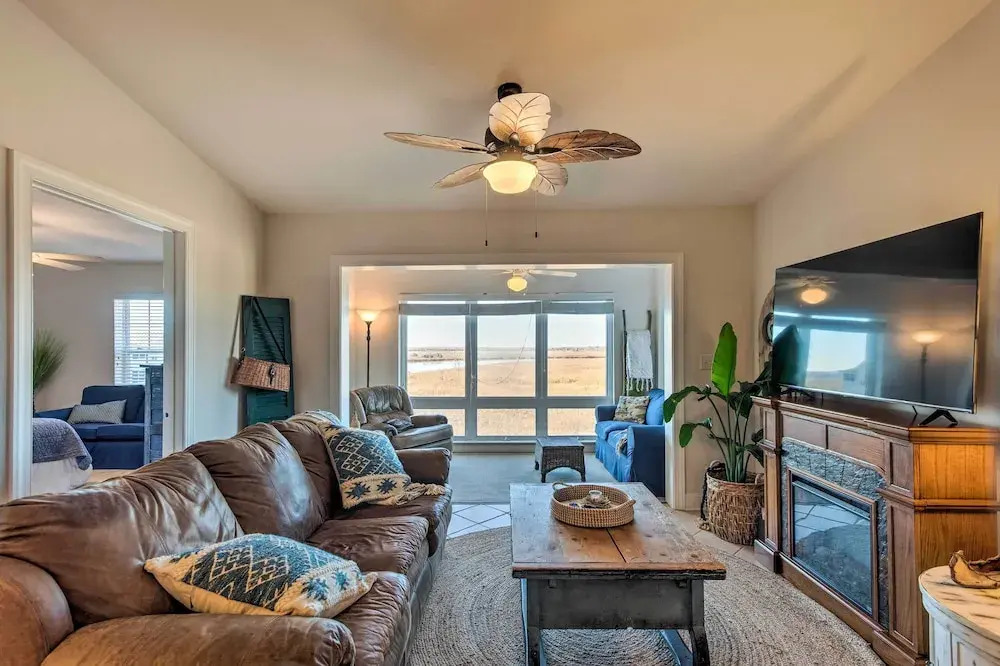 3rd-floor Riverfront Condo: Walk to Downtown Eats!
