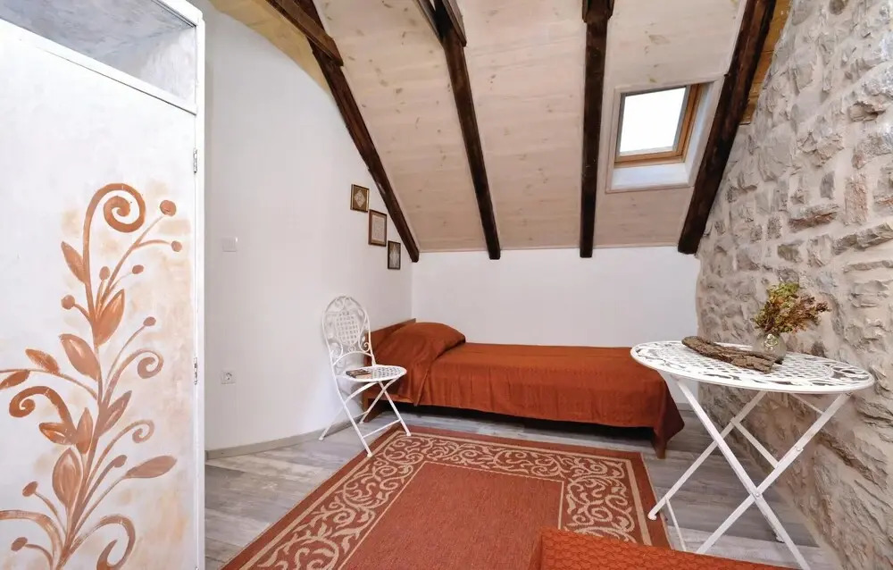 Nice Home in Podstrana with Hot Tub, WiFi & 4 Bedrooms