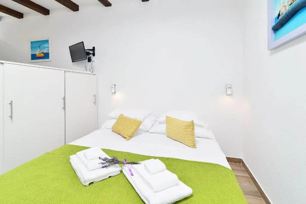 Apartments and Rooms Kampanel