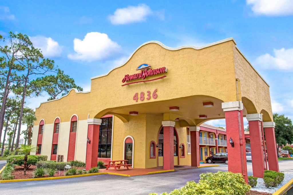 Howard Johnson Express Inn And Suites Lakes Front