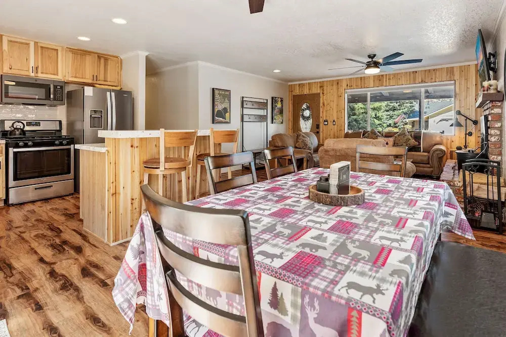 Pine Mountain Lodge - Cute And Cozy With Hot Tub And Fenced Yard! 2 Bedroom Cabin