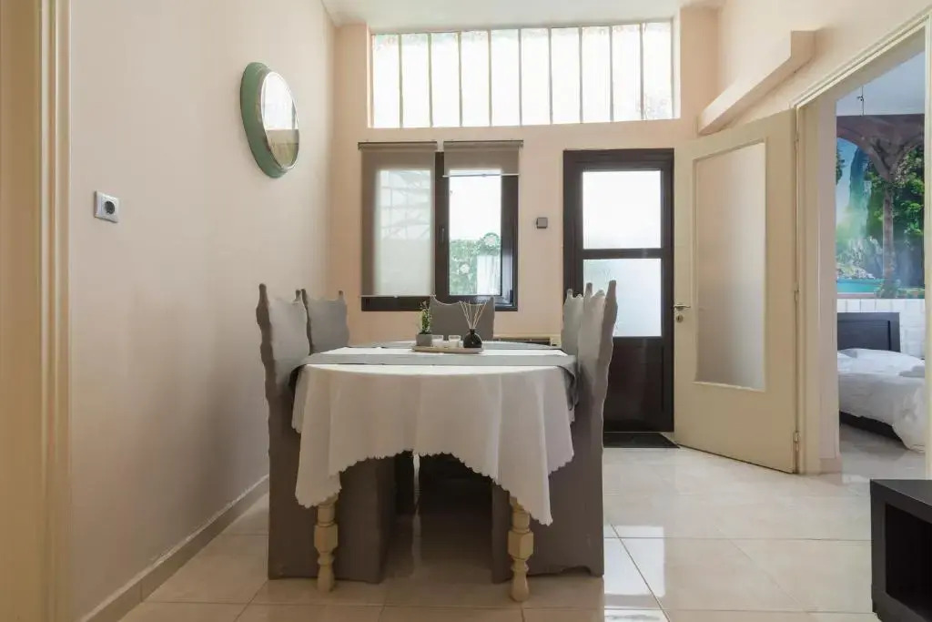Delightful 2 bedroom flat next to Mikrolimano