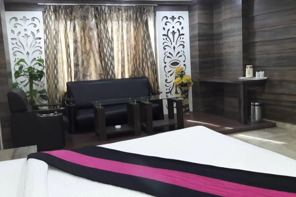 OYO 23595 Hotel Tajway Inn