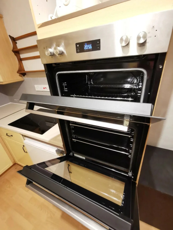House - Sleeps up to 14 & Parking Available