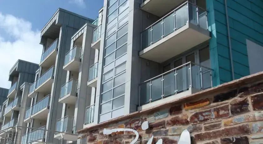 Apartment 4, Zinc
