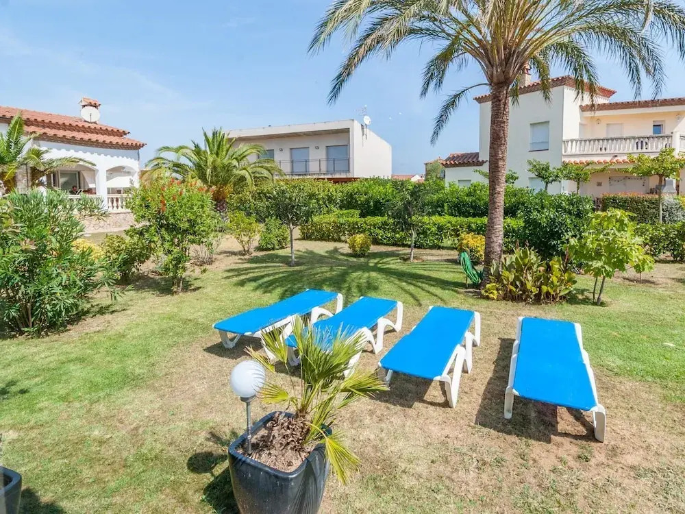 Fantastic Villa for 6 People With Communal Pool in Vilacolum
