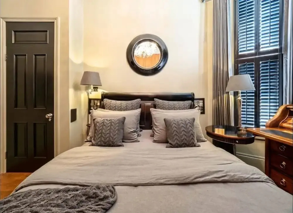 Holland Park Classic High Ceilings Luxury 2 Bed
