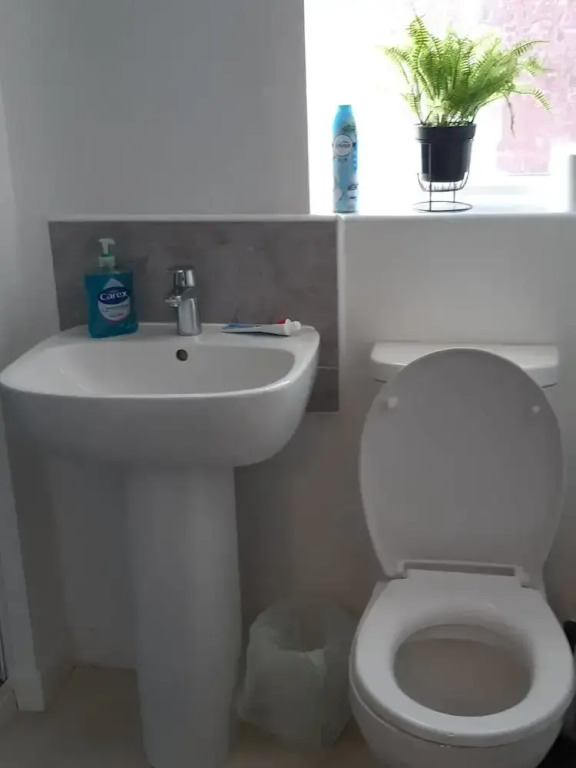 3 Bed House - Sleeps 4 - Parking - Wifi