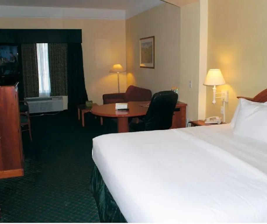 科文頓拉昆塔套房酒店(The Chateau Hotel Covington)