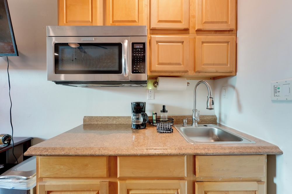 Fish & Kayak: Palm Harbor Studio w/ Pool Access!