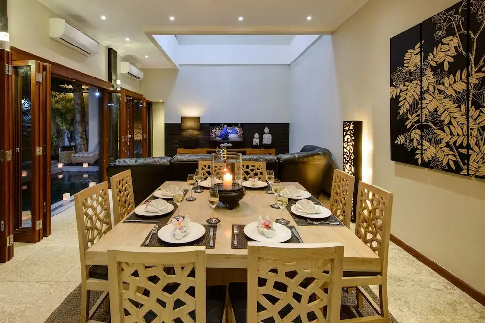 Super 4 Bed, Sleeps 8, Just 300m walk from Beach