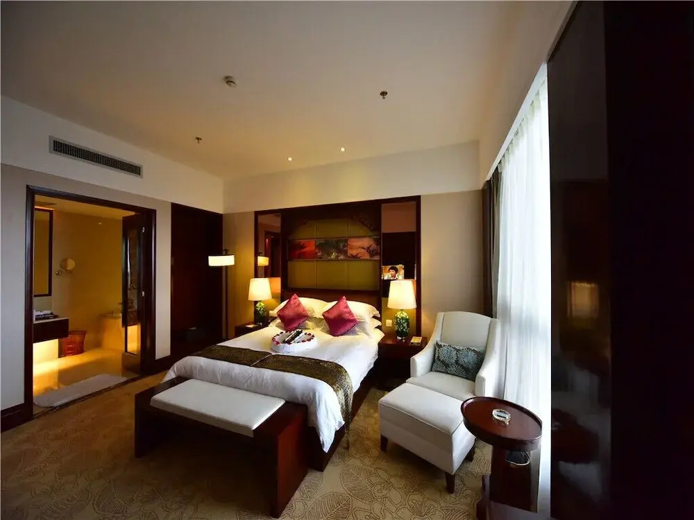 Dali Art Golf Hotel