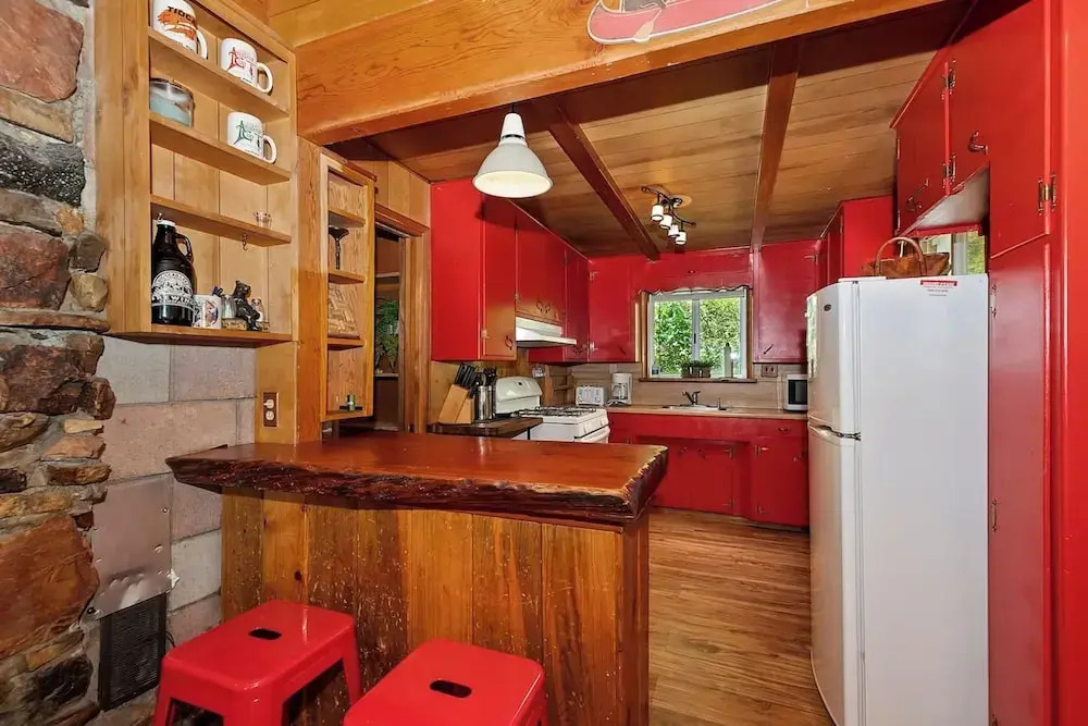 Sunshine Cabin Cozy 2-Story Getaway
