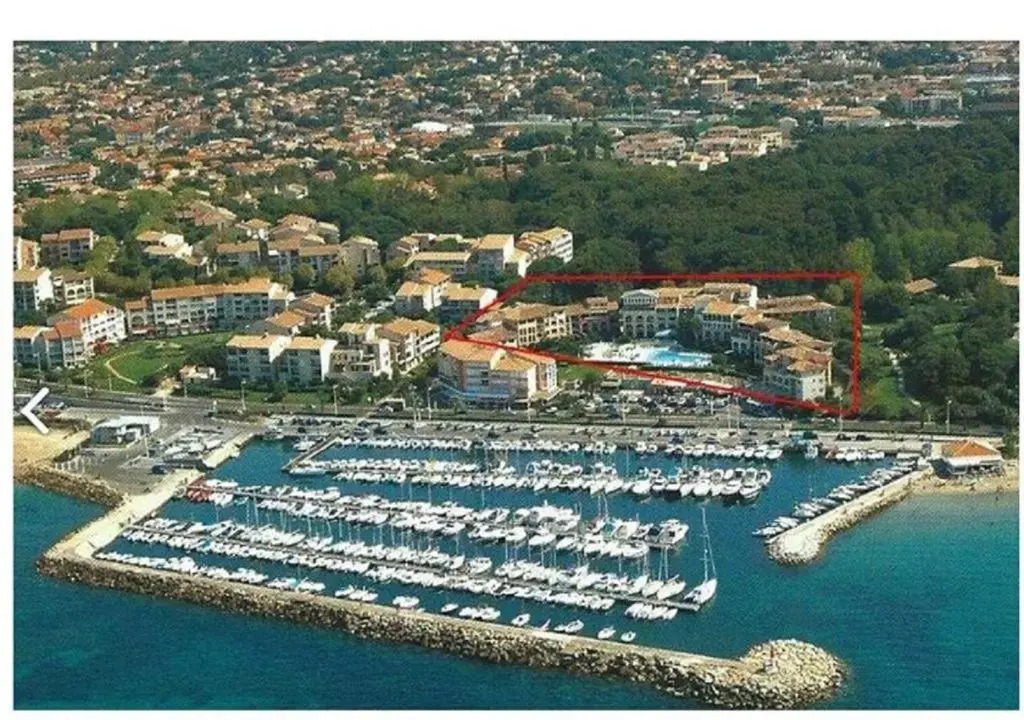 Appartement T2 avec piscine a 100 m de la plage