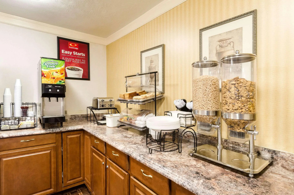 Howard Johnson by Wyndham Malden Boston Area