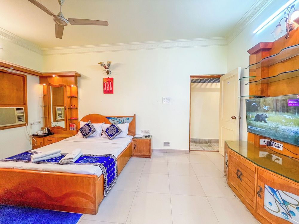 Hotel Thakur Galaxy, Sadar Market