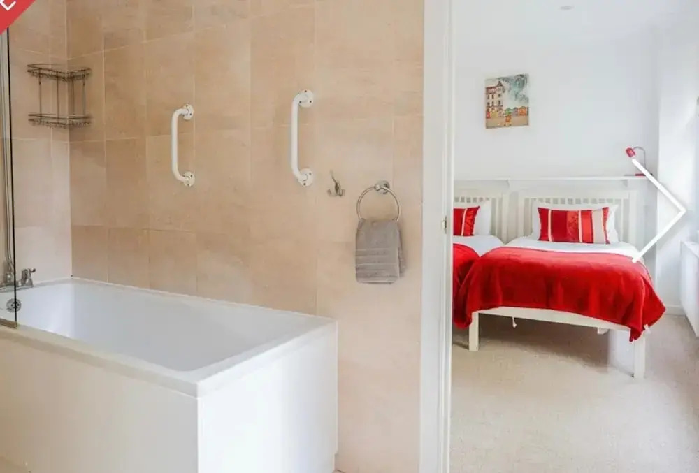 3 Bedroom-house -3mins to Beach- Petsok