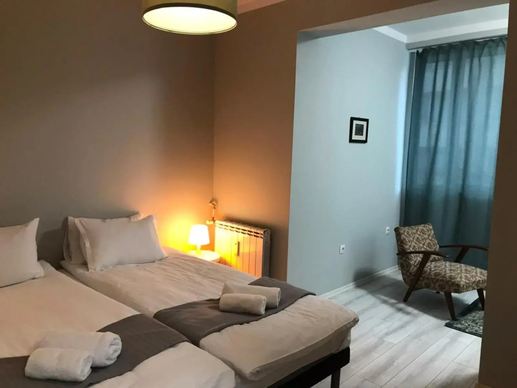 EU metro station, City Center, lovely 3-bedroom apartment, free parking