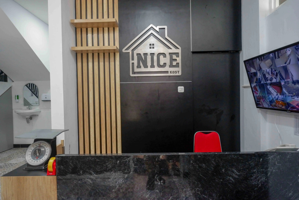 RedDoorz Plus near Patung Kuda Undip