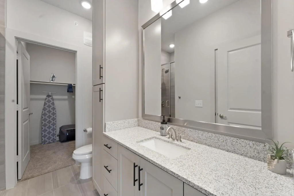 Chic King Bed 1BR Suite 5 Min to DT