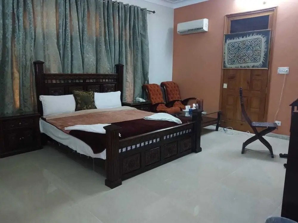 Hotel Orash Lodges