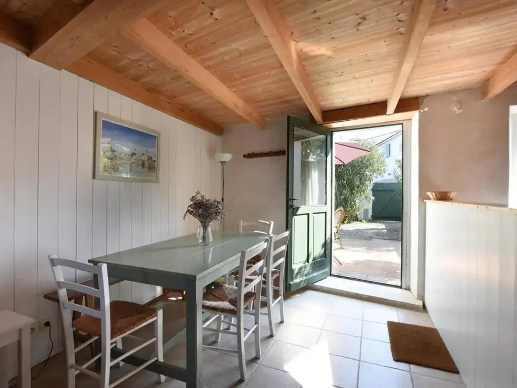 Maison de Charme avec Cour, 2 Chambres, Cuisine Équipée, Proche Village St Clément des Baleines - FR-1-434-74