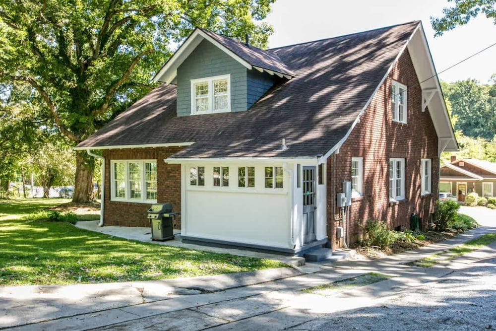 Roomy 5BR Bungalow w Backyard Close to Downtown