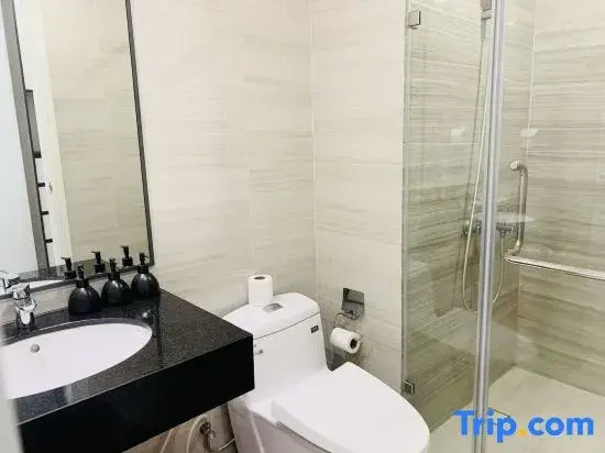 Tayastay - 1 bedroom apt at The Emerald Golf View - Pool, Gym, Near Aeon Mall and VSIP