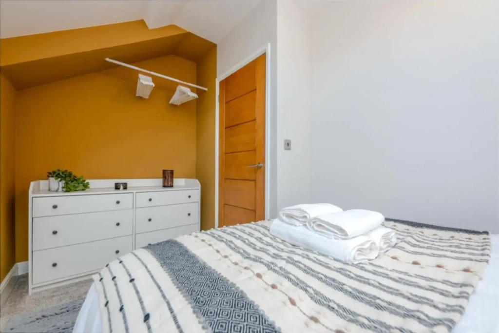 The Coach House Roath - Short Let Cardiff - DYZYN Living - Albany Road