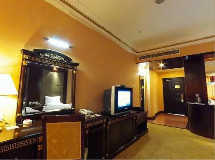 Huazhong Holiday Hotel