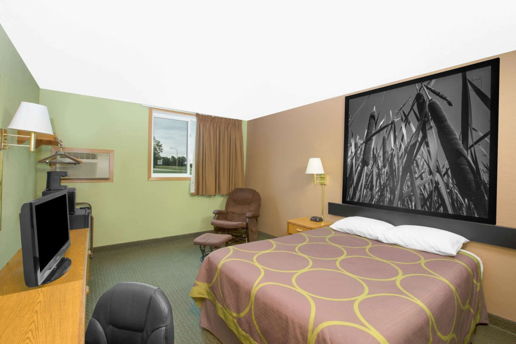 Super 8 by Wyndham Worthington Minnesota