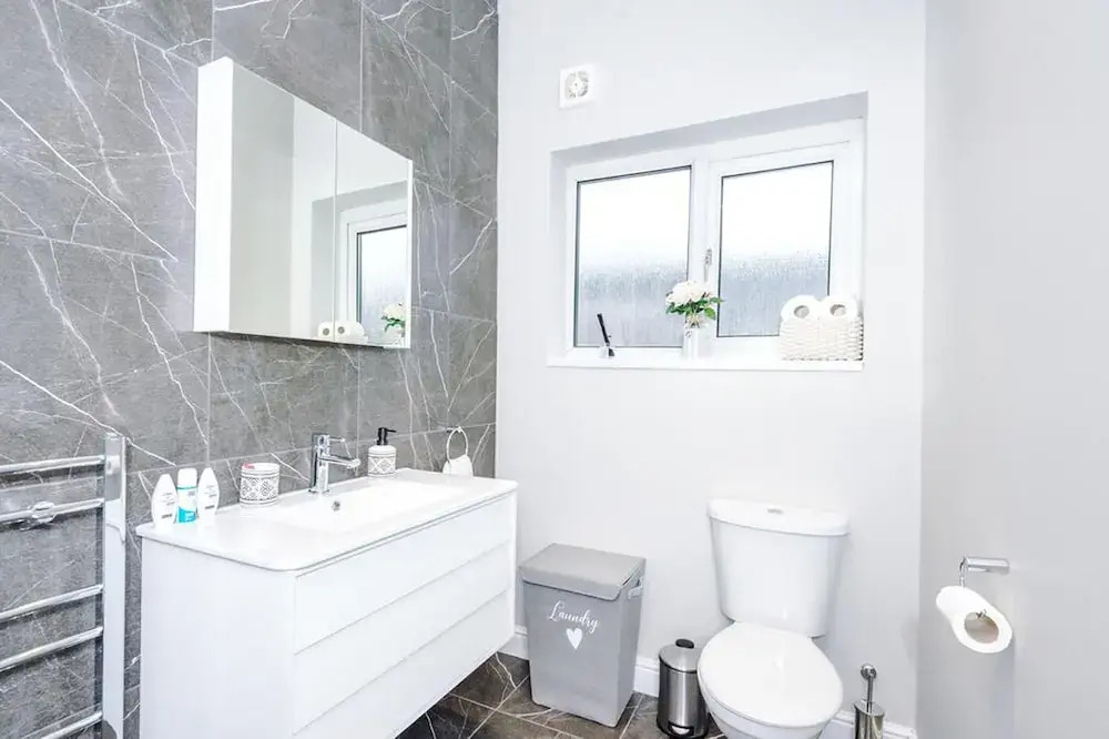 FAMILY LUXURY HOUSE, SLEEPS UP TO 8! Wifi & Parking