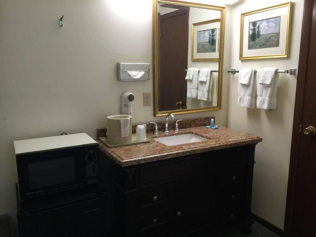 Crest Country Inn