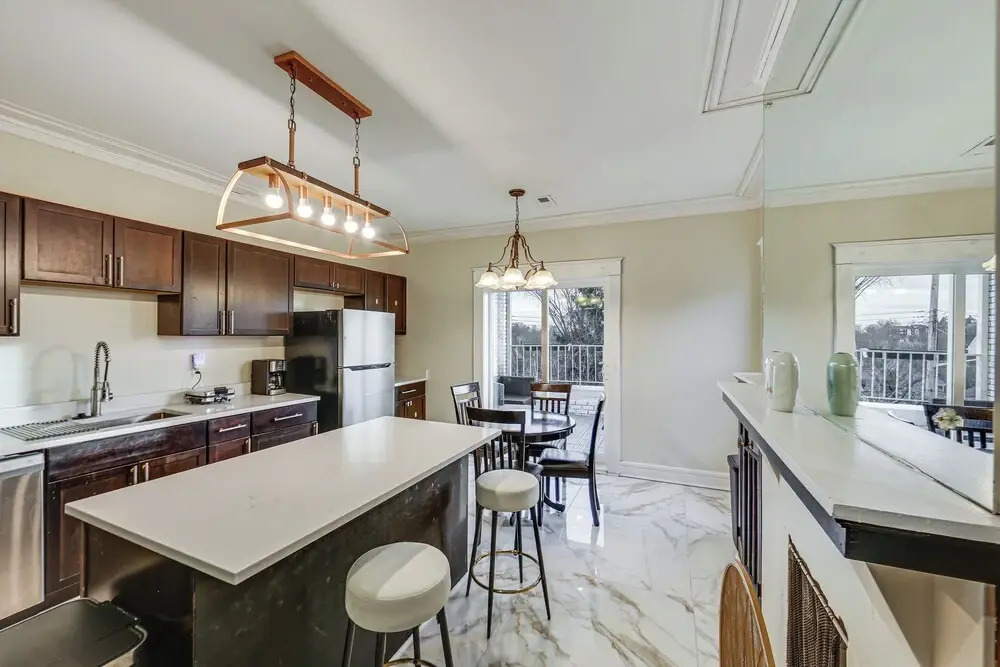 4 Mi to Market Square: Bright Apt w/ Balconies