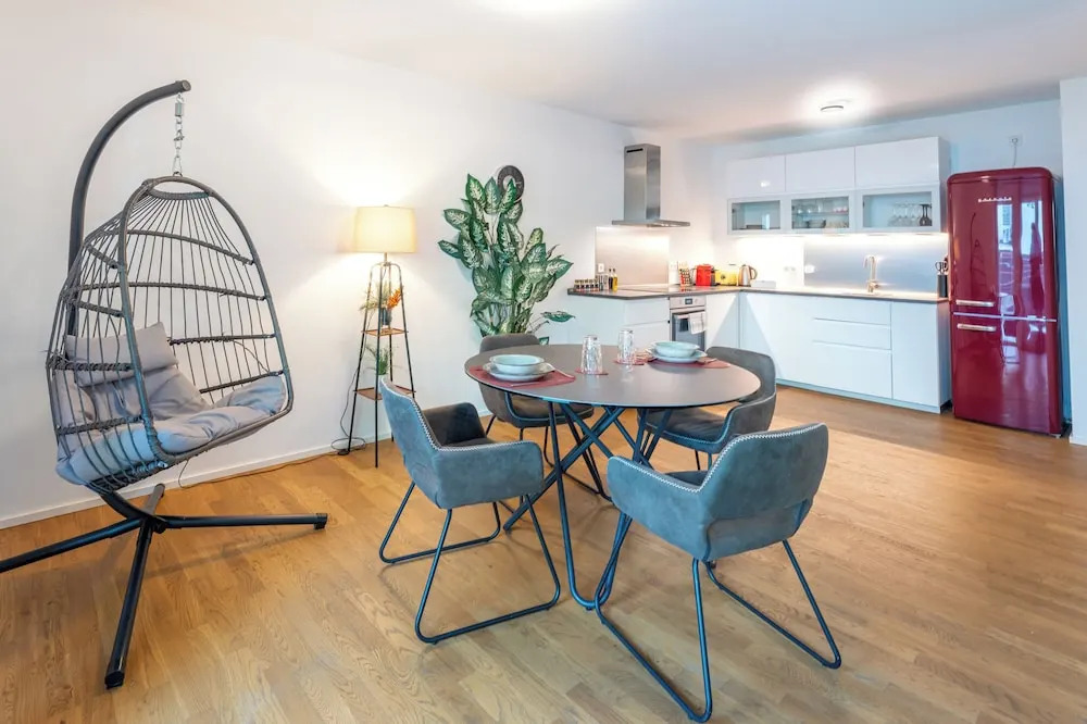 Lit Living: Luxus - Box Spring - Parking - Terrace