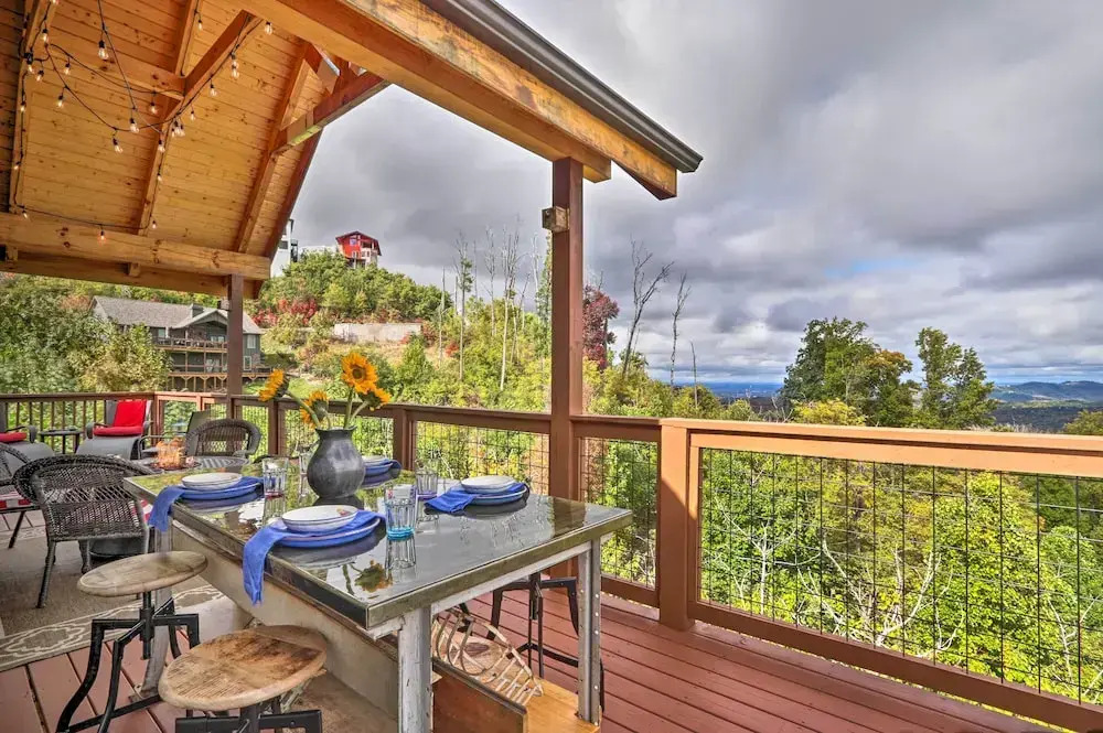 Woodsy Retreat w/ Fire Pit & Resort Amenities