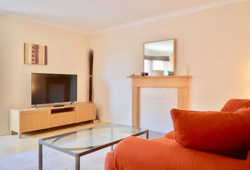 Modern Two Bedroom Flat in Leith