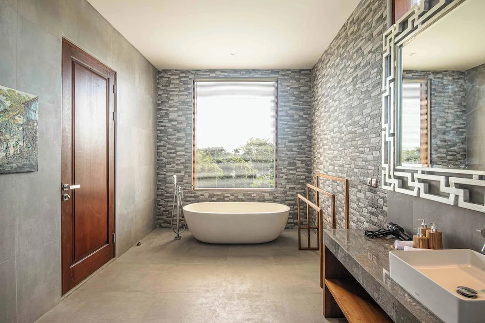 5-br Beach Villa in Canggu Overlooking Rice Fields