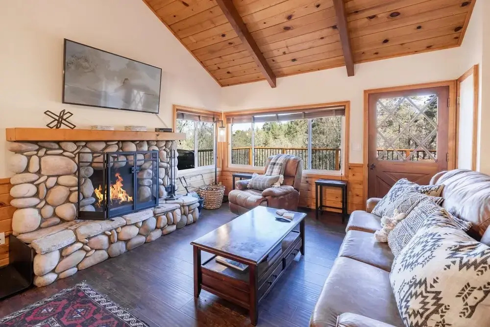 1977- Black Oak Cabin 3 Bedroom Home by RedAwning