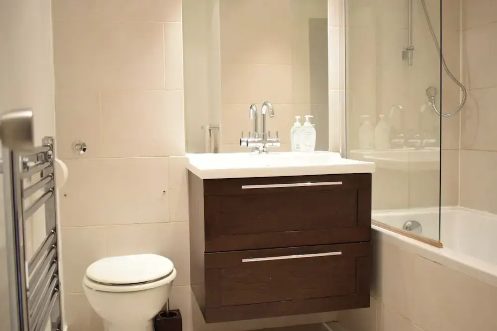 2 Bedroom Apartment With Balcony in Earls Court