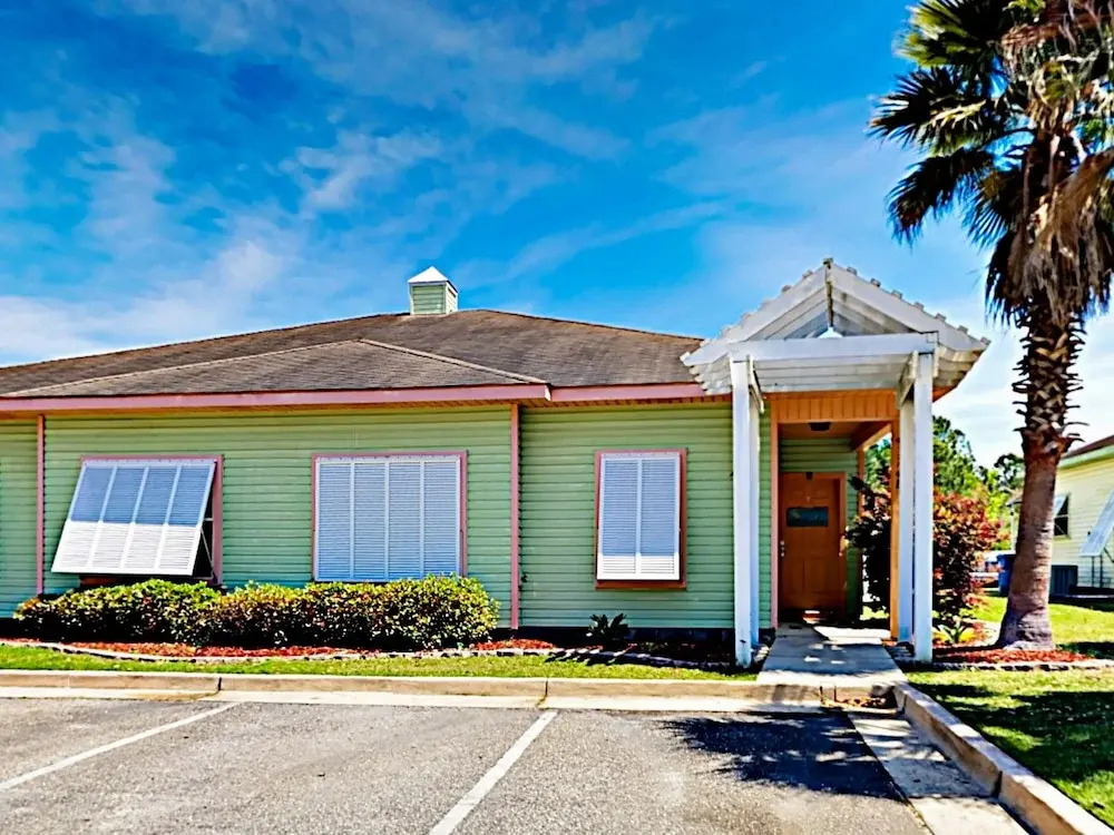 Ranch-style W/ Pool & Screened Patio 3 Bedroom Condo