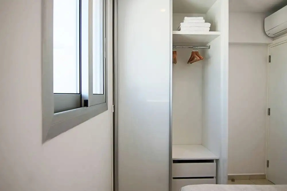Phaedrus Living: Seaside Executive Flat Harbour 203