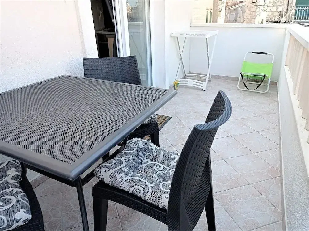 Sea-view Apartment - Sleeps 4, Parking & Balcony