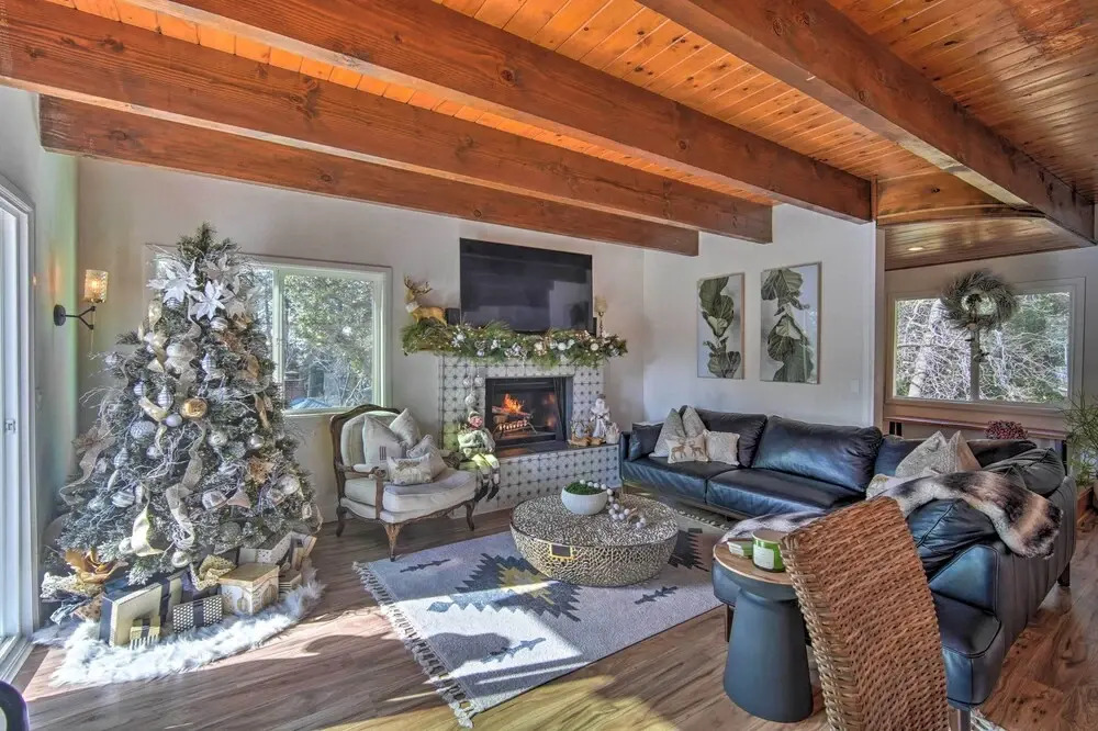 Picturesque Cabin: 2 Balconies, Walk to Lake!